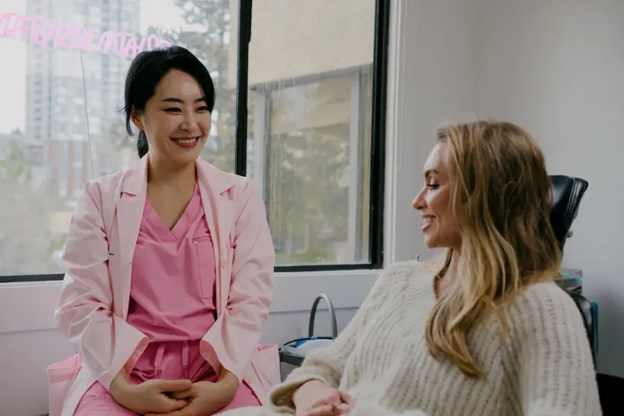 Aviator Dental Hygiene에서 DHP (Dental Hygiene Practitioner)가 차분한 분위기에서 구강 클리닝을 진행하는 모습